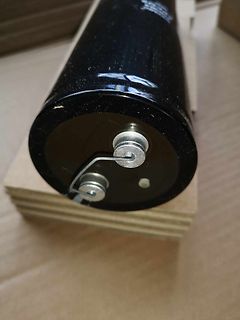 Nahaufnahme eines schwarzen Zylinders mit Metallkontakten