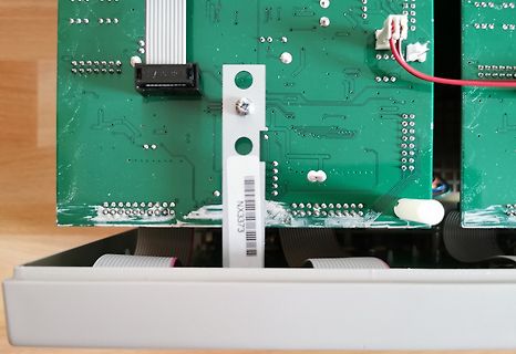 Nahaufnahme einer grünen Leiterplatte mit Flachbandkabeln