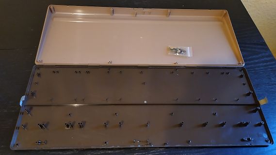 Geöffnetes Gehäuse eines elektronischen Geräts