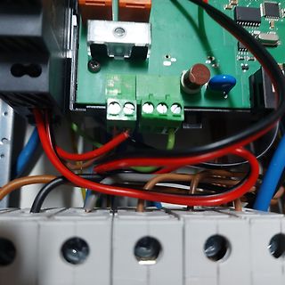 Elektronikplatine mit Kabelanschlüssen und Klemmenblock