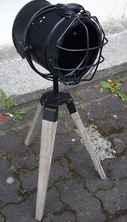Schwarzer Scheinwerfer auf Holzstativ