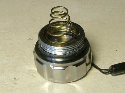 Metallgehäuse mit Feder