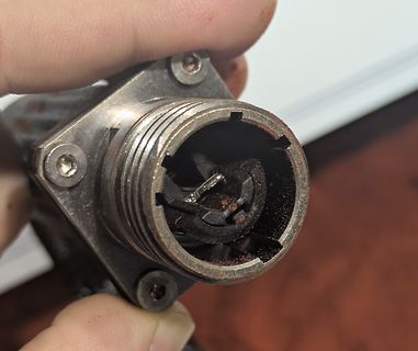 Verschmutzter Stecker einer elektrischen Komponente