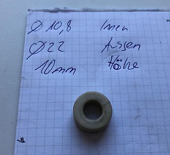 Gummiring mit handschriftlichen Maßen auf Millimeterpapier