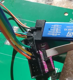 ST-LINK V2 an Leiterplatte mit Jumper-Kabeln