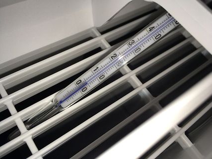 Thermometer in einer Lüftungsschlitzen