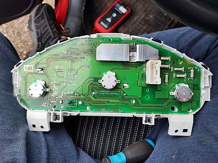 Rückseite einer Leiterplatte in einer Werkstatt