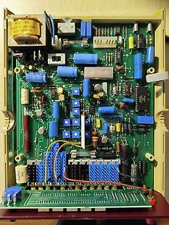 Bestückte Leiterplatte mit elektronischen Bauteilen