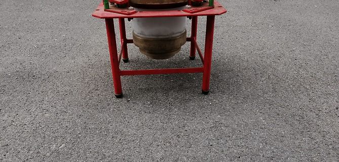 Mechanische Halterung oder Vorrichtung auf Asphalt