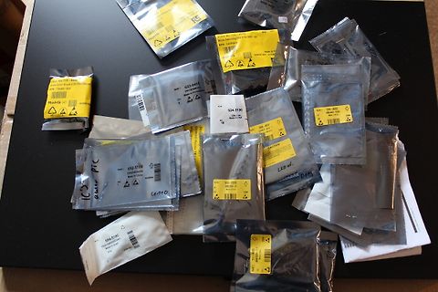 Verschiedene elektronische Bauteile in Kunststoffbeuteln