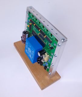 Aufbau einer Leiterplatte auf Holzsockel mit Aluminiumrahmen