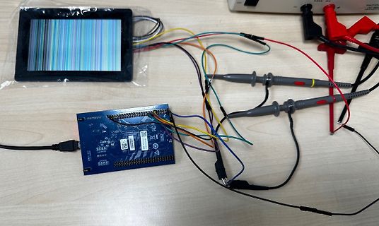 Elektronik-Messaufbau mit Leiterplatte, Oszilloskop-Display und Tastköpfen