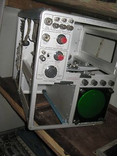 Altes Oszilloskop auf Werkstattbank