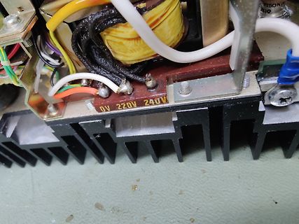 Innenansicht eines Netzteils mit Transformator und Kühlkörper