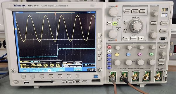 Tektronix MSO 4034 Oszilloskop mit Sinuswelle