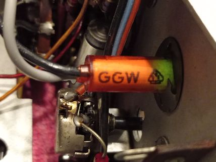 Nahaufnahme eines Elektrolytkondensators auf einer Leiterplatte