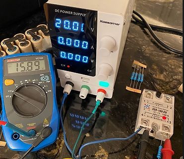 Messaufbau mit Netzteil, Multimeter und Solid State Relay