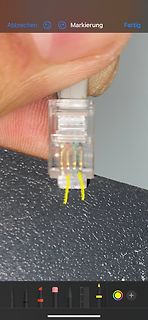 Transparenter RJ45-Stecker mit gelben Drähten