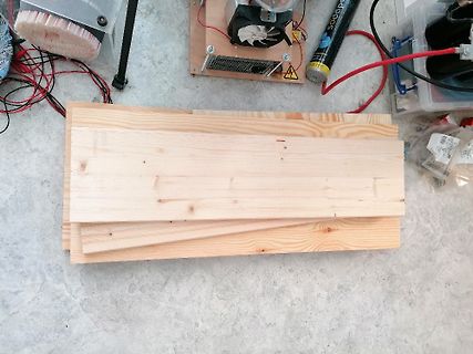Holzbretter und Werkstattutensilien