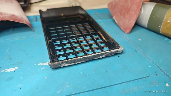 Gehäuse eines LCD-Displays auf Werkstattunterlage