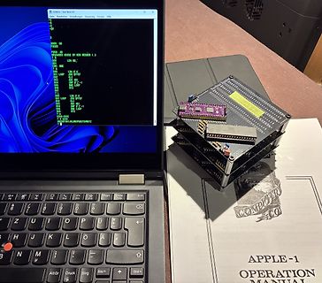 Laptop mit Terminal-Emulator und Leiterplatten-Aufbau