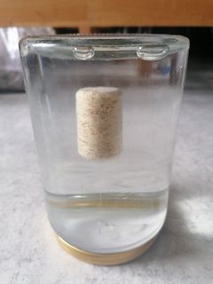 Glasbecher mit Korken