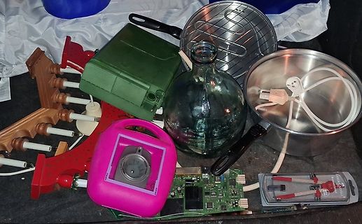 Haufen von Haushaltsgegenständen und Elektronikschrott