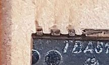 Ausschnitt eines Bauteils auf Holzuntergrund
