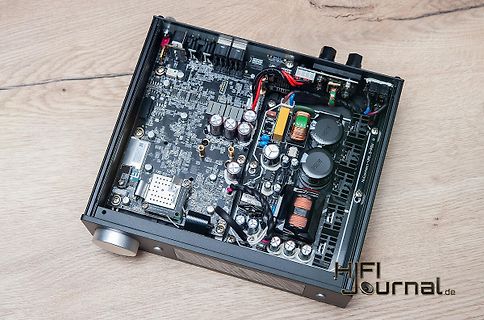 Innenansicht eines Audio-Verstärkers auf Holztisch
