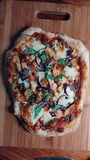 Pizza auf Holzbrett