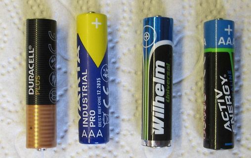Vier verschiedene AAA Batterien