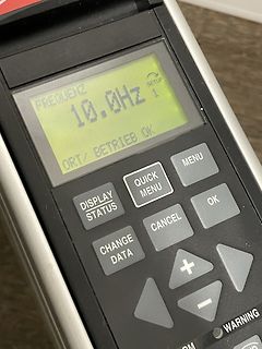 Display eines Messgeräts mit Frequenzanzeige