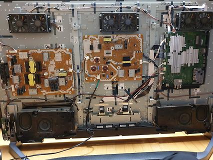Rückansicht einer geöffneten Elektronik-Einheit mit Platinen und Lüftern