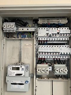 Offener Elektroverteiler mit Sicherungsautomaten und Zähler