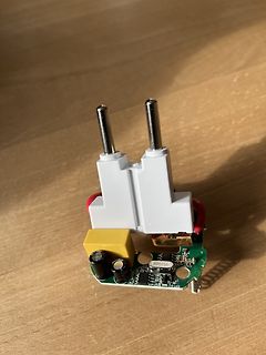 Netzteil-Modul mit Netzstecker auf Holzuntergrund