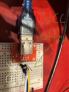 USB-Stecker auf Breadboard mit handgeschriebenen Notizen