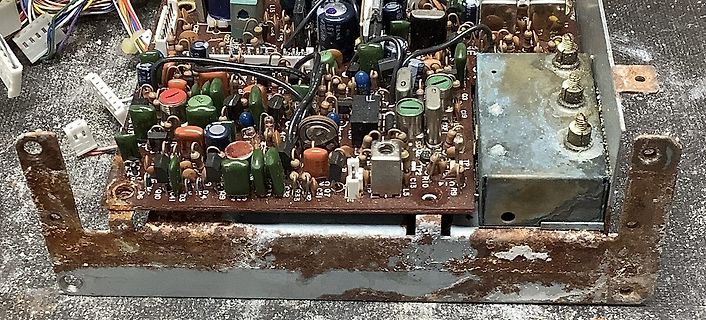 Verrostete Leiterplatte mit elektronischen Bauteilen