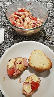 Salat und belegte Brotscheiben auf einem Teller