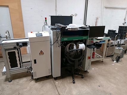 Industrielle Bestückungsmaschine in einer Werkstatt
