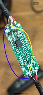 Leiterplatte mit angeschlossenen Kabeln