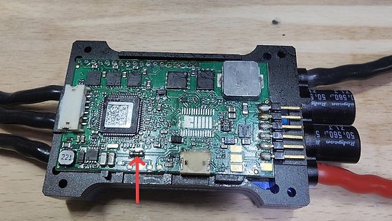 Geöffnete Elektronikplatine mit Kabeln