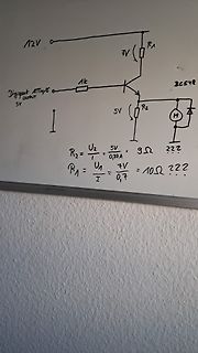 Handgezeichneter Schaltplan mit Berechnungen auf Whiteboard
