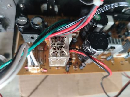 Nahaufnahme einer Leiterplatte mit Relais und Elektrolytkondensatoren