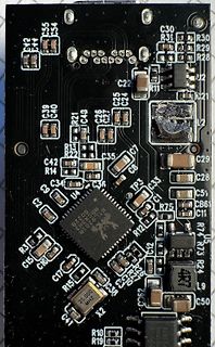 Nahaufnahme einer bestückten Leiterplatte mit Mikrocontroller