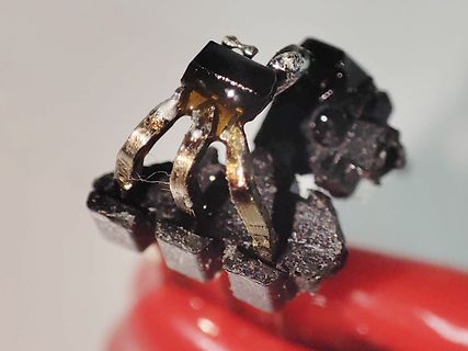 Defektes Bauteil mit beschädigten Anschlüssen