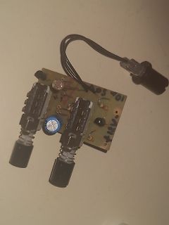 Leiterplatte mit Potentiometern und Elektrolytkondensator