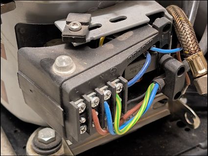 Elektrische Anschlüsse an einem Bauteil