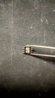 Elektronikbauteil mit Pinette gehalten