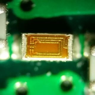 Makroaufnahme eines SMD-Bauteils auf Leiterplatte