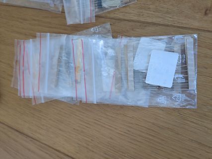 Elektronikbauteile in Plastikbeuteln auf Holzuntergrund